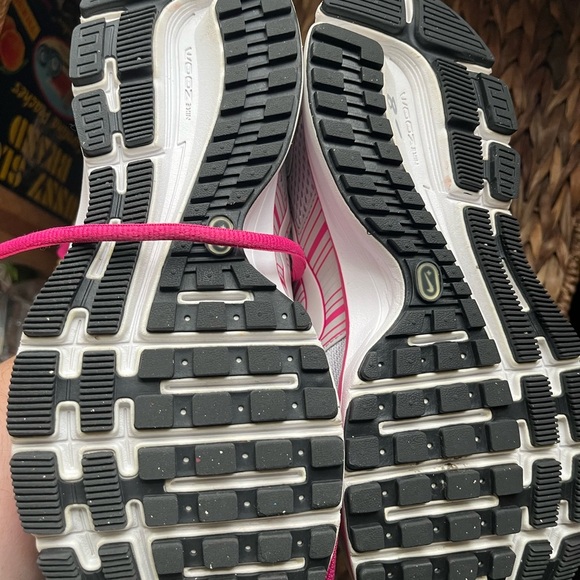 Like New Nike Youth Athletic Shoes in Gray and Pink Size 5.5 EUC Gym - Picture 2 of 7